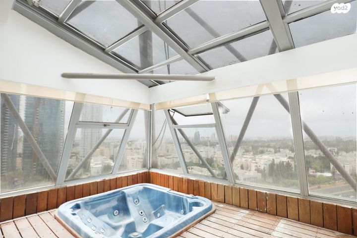 גג/ פנטהאוז, חרוזים, חרוזים, רמת גן