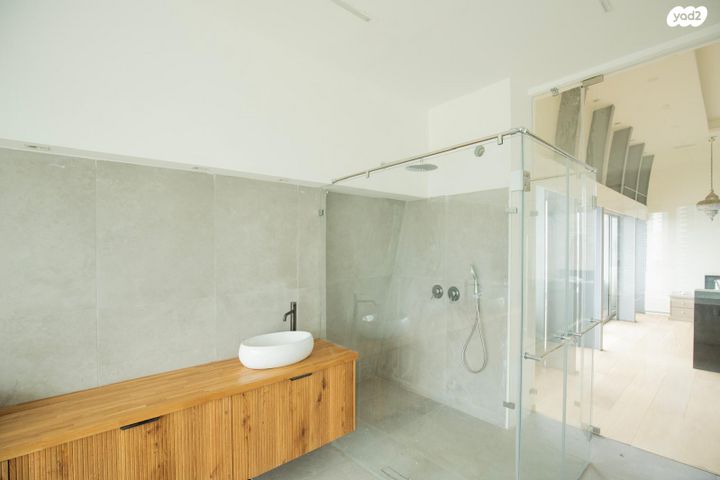 גג/ פנטהאוז, חרוזים, חרוזים, רמת גן