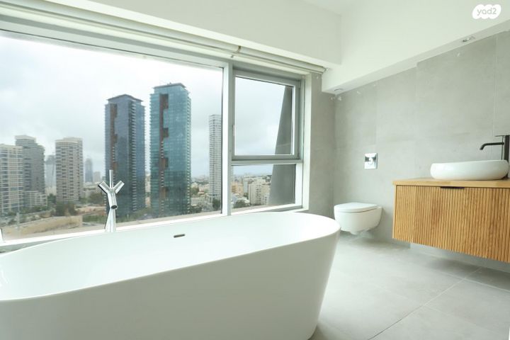 גג/ פנטהאוז, חרוזים, חרוזים, רמת גן