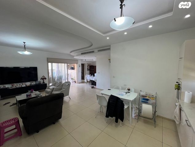 גג/ פנטהאוז, יוסי בנאי, משכנות האומנים, קרית מוצקין