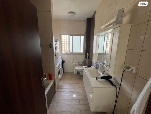 גג/ פנטהאוז, יוסי בנאי, משכנות האומנים, קרית מוצקין