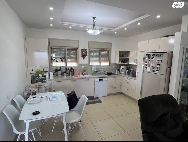 גג/ פנטהאוז, יוסי בנאי, משכנות האומנים, קרית מוצקין