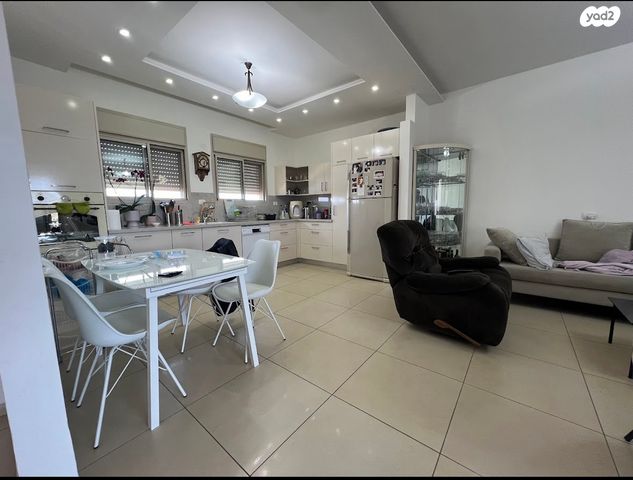 גג/ פנטהאוז, יוסי בנאי, משכנות האומנים, קרית מוצקין