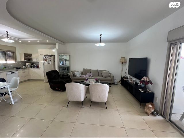 גג/ פנטהאוז, יוסי בנאי, משכנות האומנים, קרית מוצקין