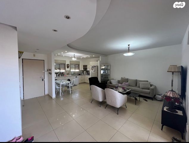 גג/ פנטהאוז, יוסי בנאי, משכנות האומנים, קרית מוצקין