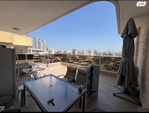 גג/ פנטהאוז, יוסי בנאי, משכנות האומנים, קרית מוצקין