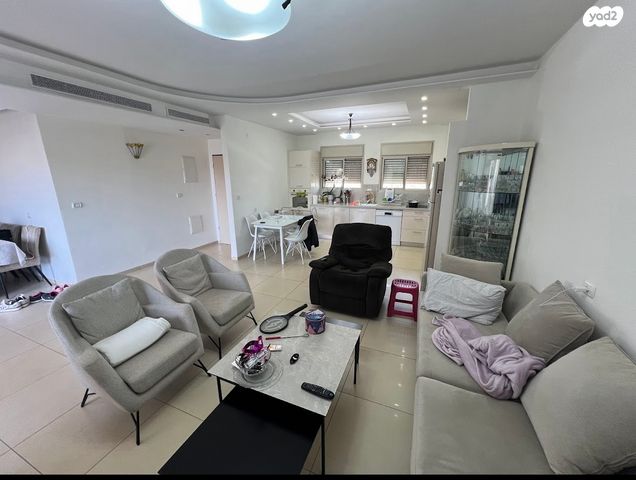 גג/ פנטהאוז, יוסי בנאי, משכנות האומנים, קרית מוצקין