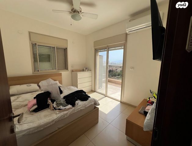 גג/ פנטהאוז, יוסי בנאי, משכנות האומנים, קרית מוצקין