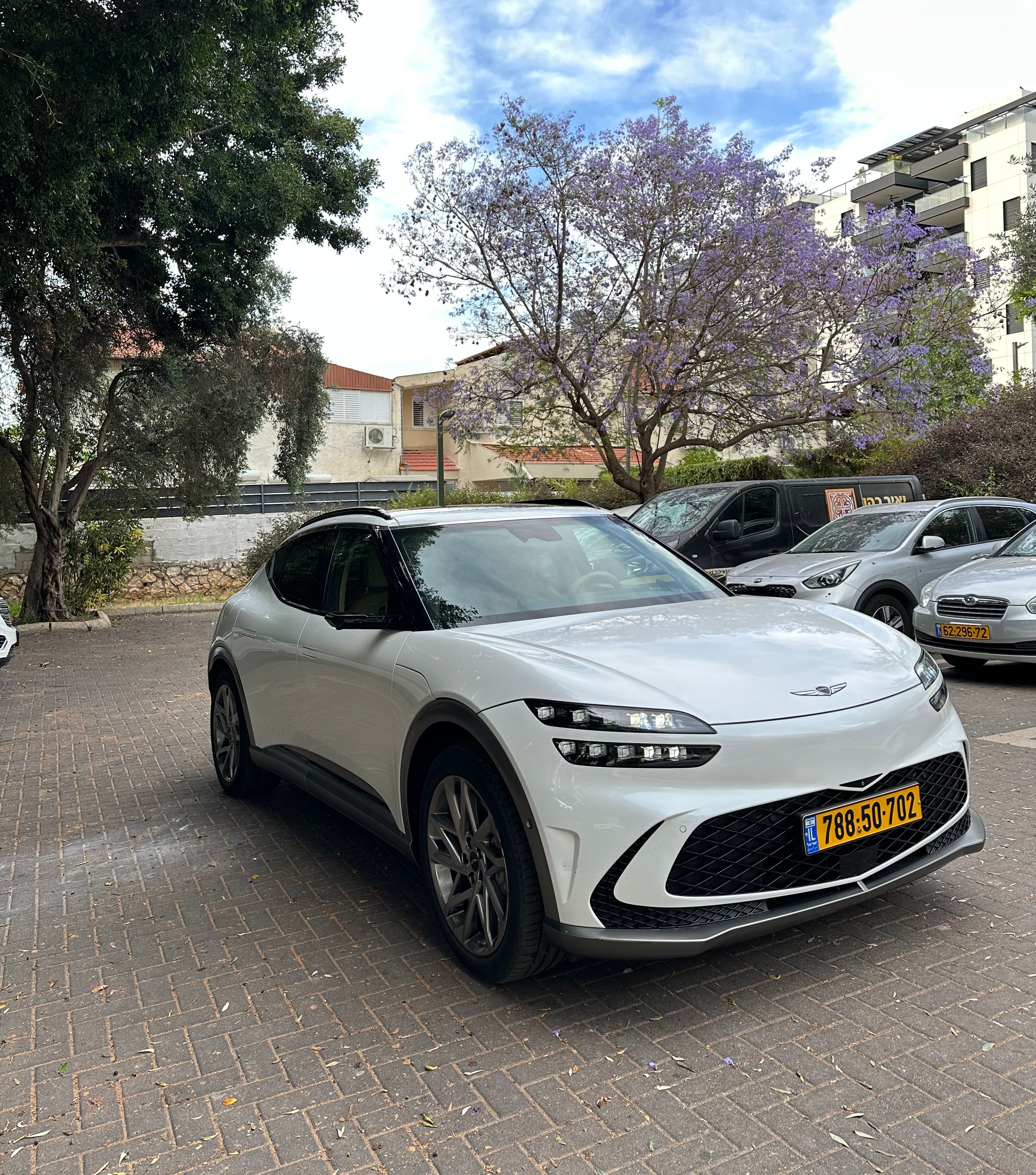 מודעת רכב ג'נסיס GV60