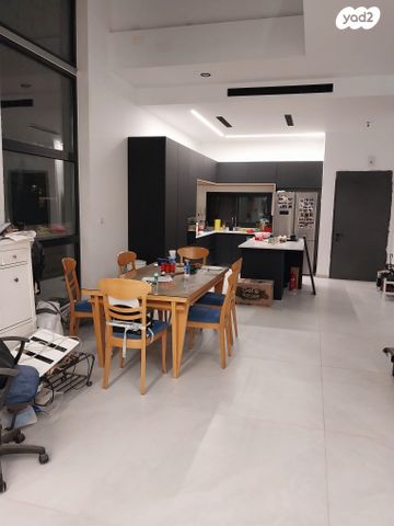 בית פרטי/ קוטג', רב אלוף דן שומרון 10, קרית קריניצי, רמת גן