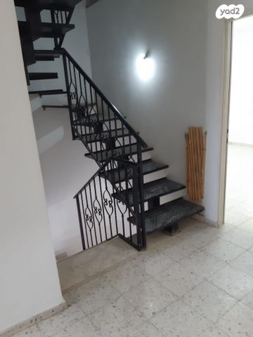 דו משפחתי, הנבל 9, קדומים, קדומים