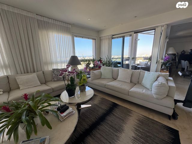 דירה, ניסים אלוני, צמרות איילון, פארק צמרת, תל אביב יפו