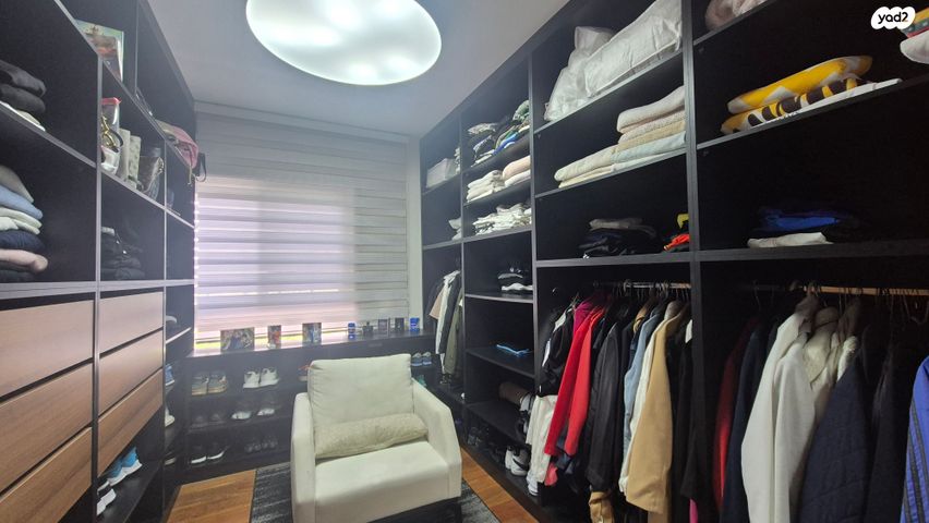 דו משפחתי, אורנית, אורנית