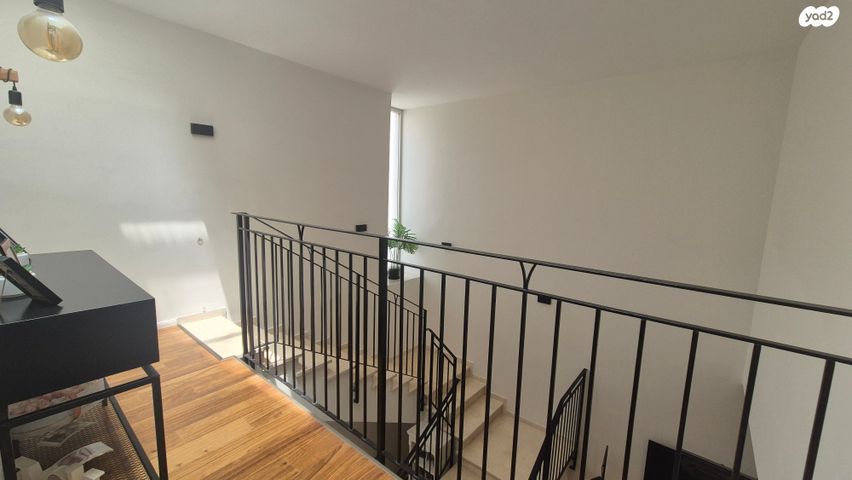 דו משפחתי, אורנית, אורנית