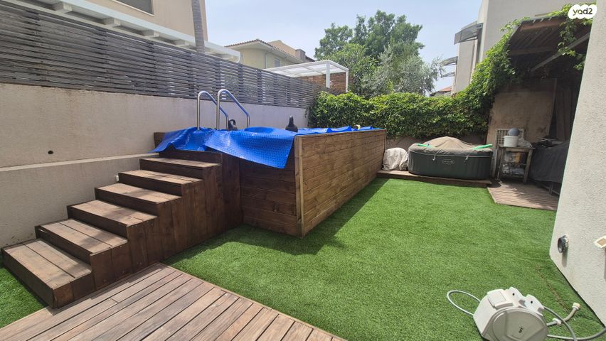 דו משפחתי, אורנית, אורנית