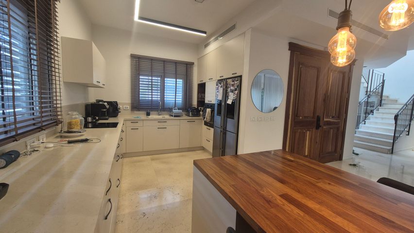 דו משפחתי, אורנית, אורנית