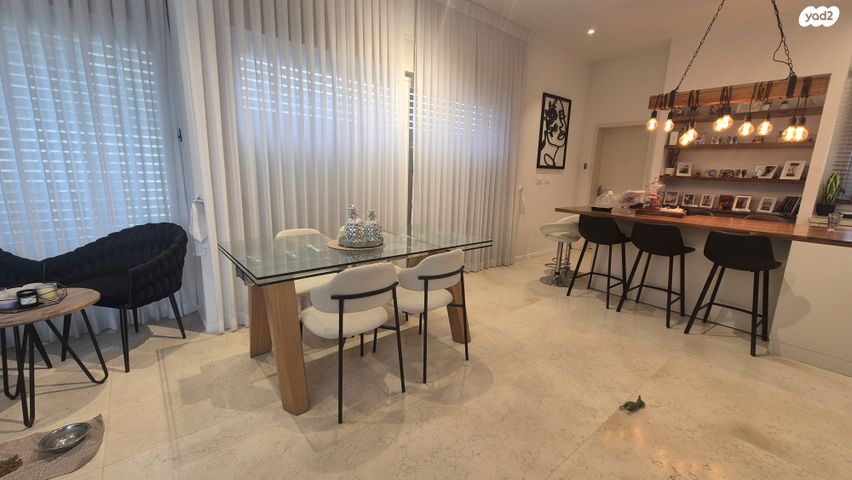 דו משפחתי, אורנית, אורנית