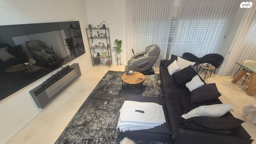 דו משפחתי, אורנית, אורנית