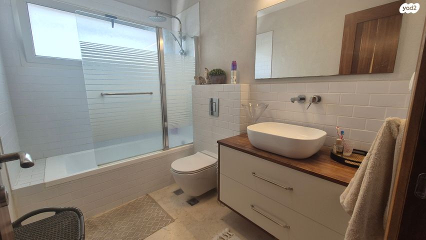 דו משפחתי, אורנית, אורנית