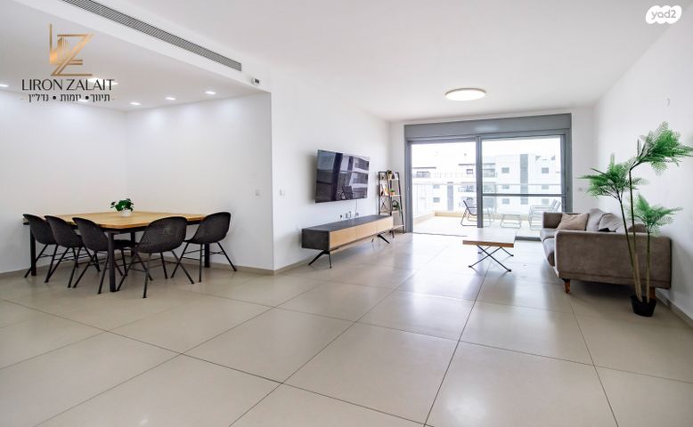 דירה, חיים הרצוג, פסגות אפק, ראש העין