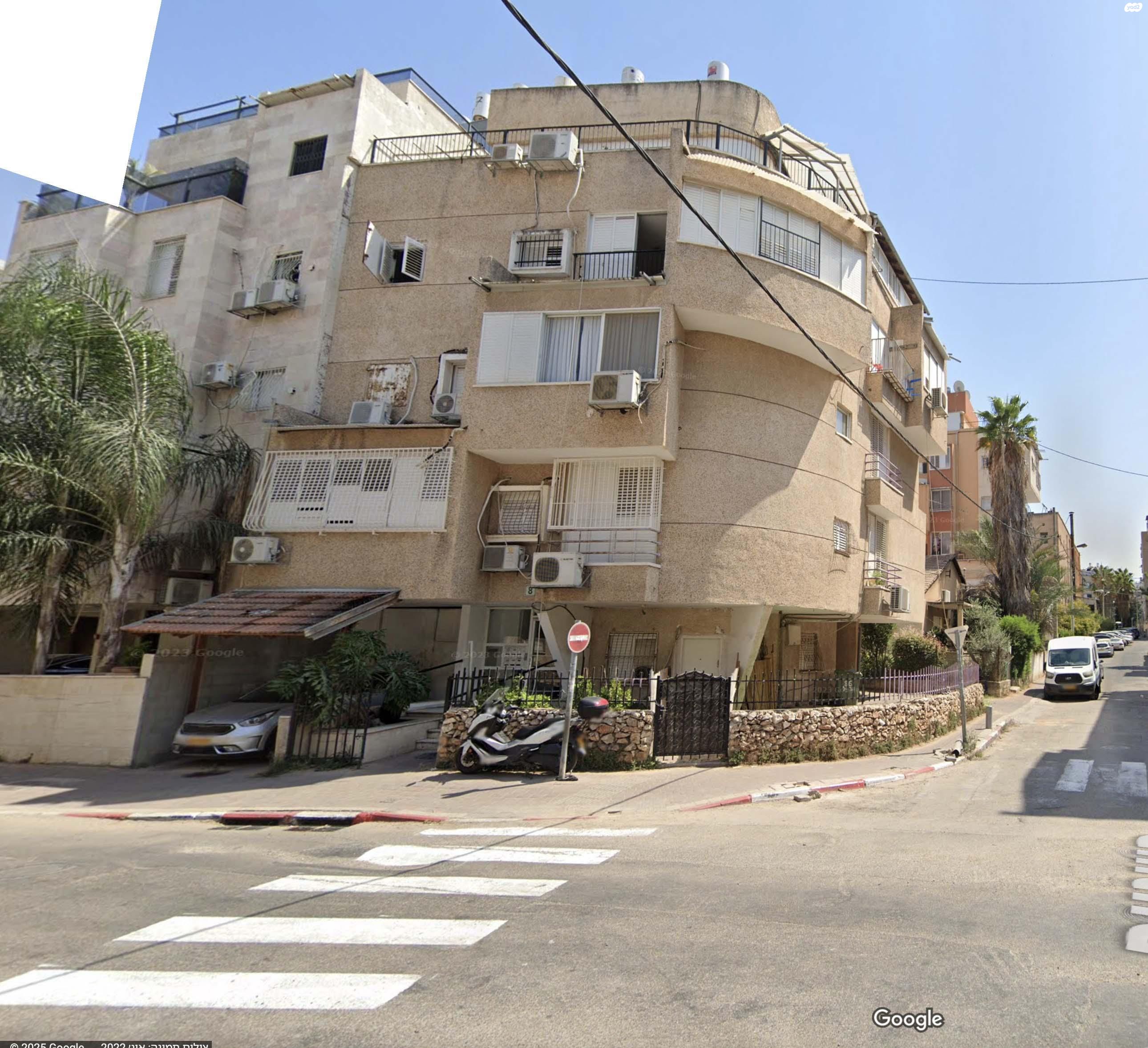 השניים 8