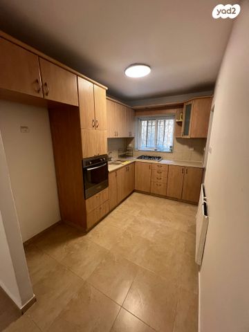 דירת גן, מרדכי אלקחי 22, ארמון הנציב, תלפיות מזרח, ירושלים