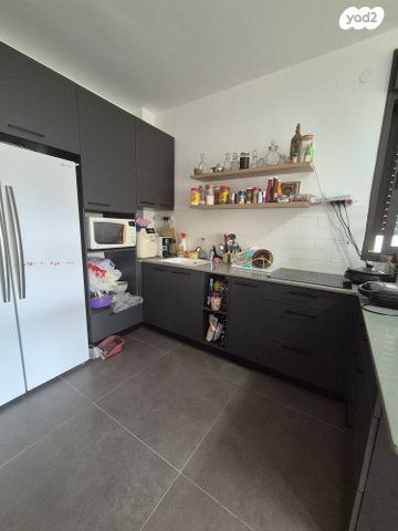 דירה, יציאת אירופה תש"ז, קרית שפרינצק, חיפה