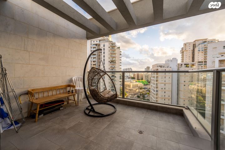 דירה, אליהו בן חור, פתח תקווה