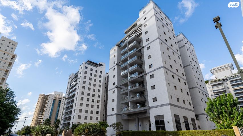 דירה, אליהו בן חור, פתח תקווה