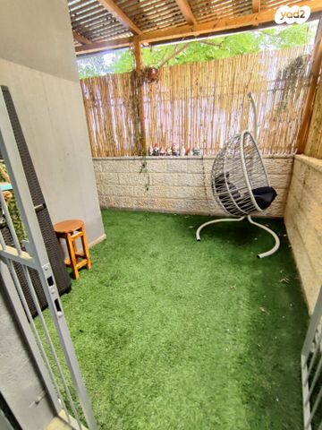 דירת גן, אבני חן, חריש