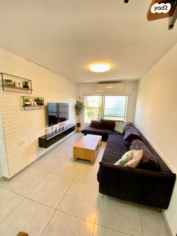 דופלקס, יהושע פורר, אושיות, רחובות