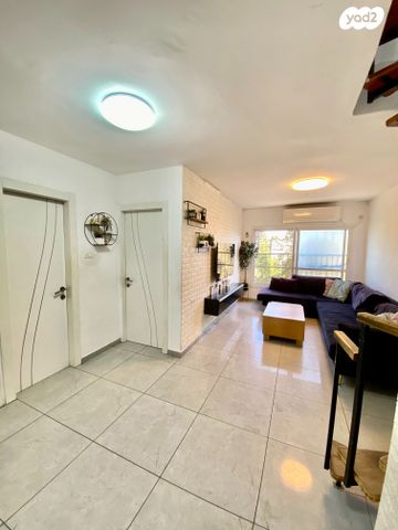 דופלקס, יהושע פורר, אושיות, רחובות