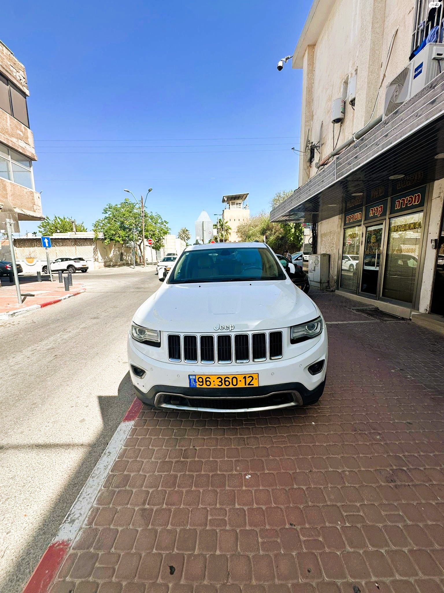 מודעת רכב ג'יפ גרנד צ'ירוקי