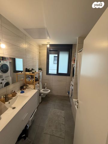 דירה, יהודית, חרוזים, רמת גן