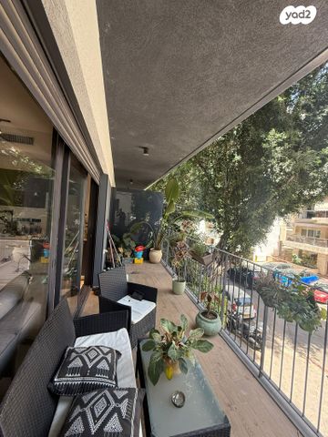 דירה, יהודית, חרוזים, רמת גן