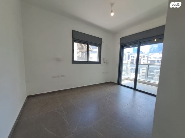 דירה, חביבה רייק, חרוזים, רמת גן