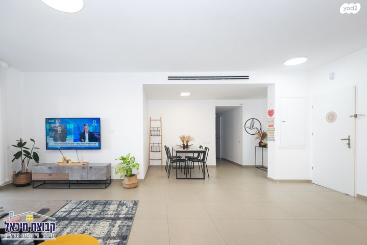 דירה, נלי זקס, פסגות אפק, ראש העין