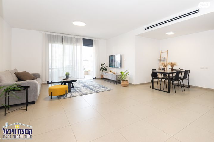 דירה, נלי זקס, פסגות אפק, ראש העין