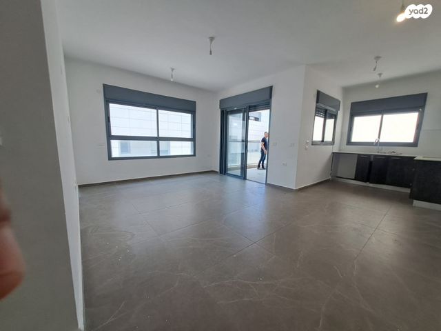 דירה, חביבה רייק, חרוזים, רמת גן