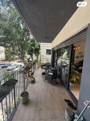 דירה, יהודית, חרוזים, רמת גן