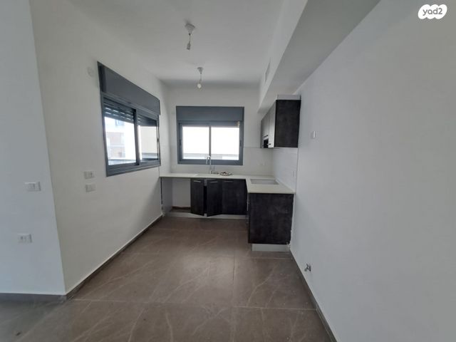 דירה, חביבה רייק, חרוזים, רמת גן