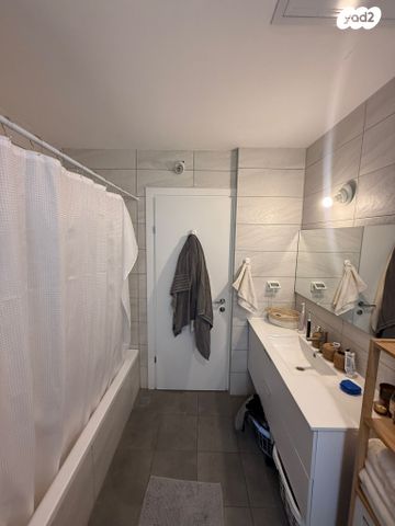 דירה, יהודית, חרוזים, רמת גן