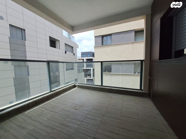 דירה, חביבה רייק, חרוזים, רמת גן