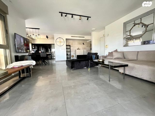 גג/ פנטהאוז, הקציר, נס ציונה