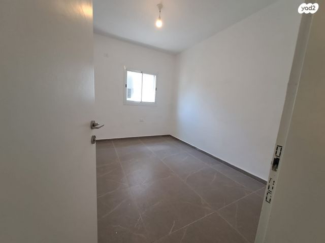 דירה, חביבה רייק, חרוזים, רמת גן