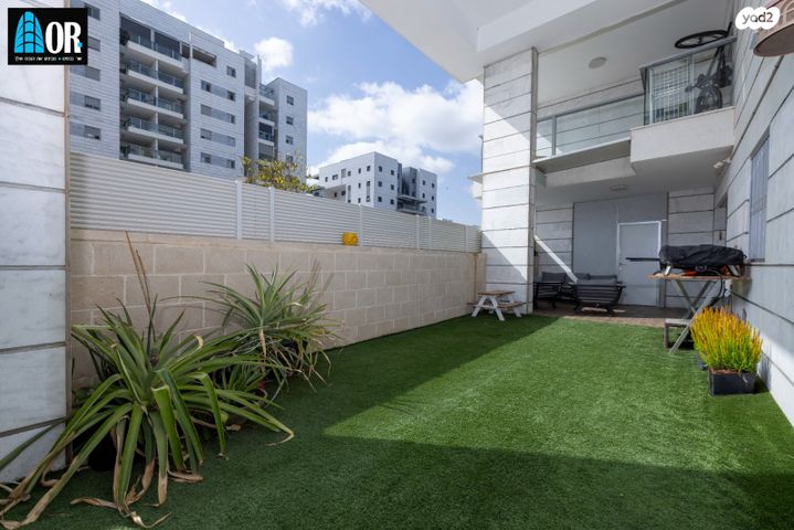 דירת גן, ש"י עגנון, נאות שמיר, יבנה