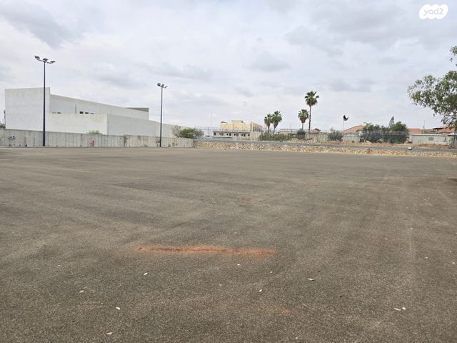 מגרשים