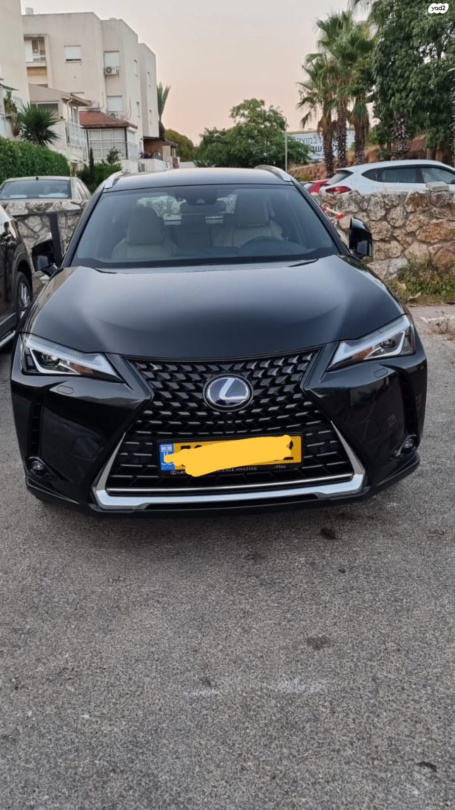 מודעת רכב לקסוס UX