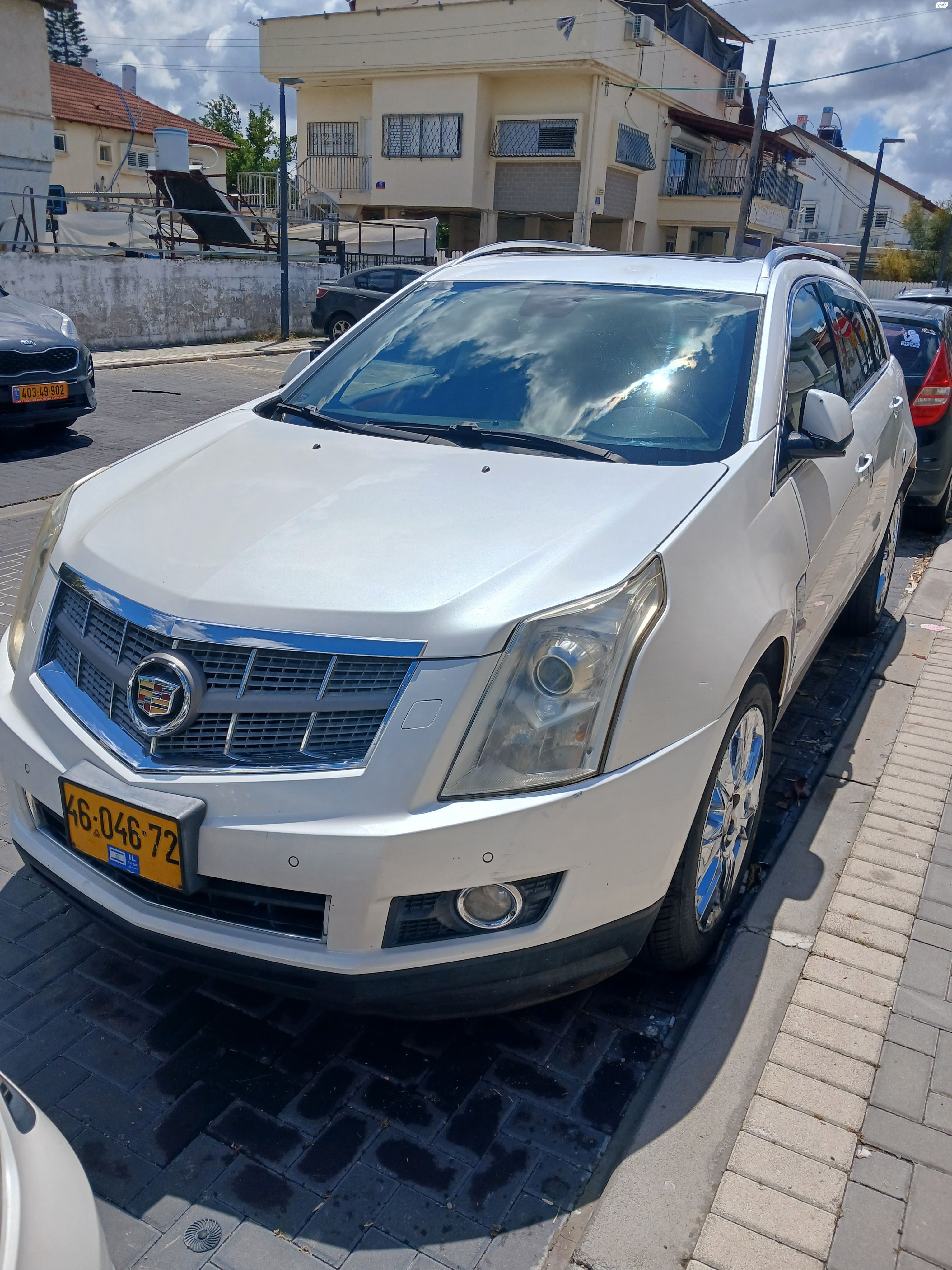 מודעת רכב קאדילק SRX
