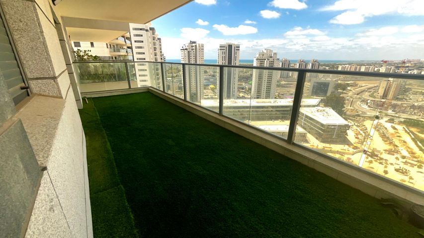 עפרה חזה 12